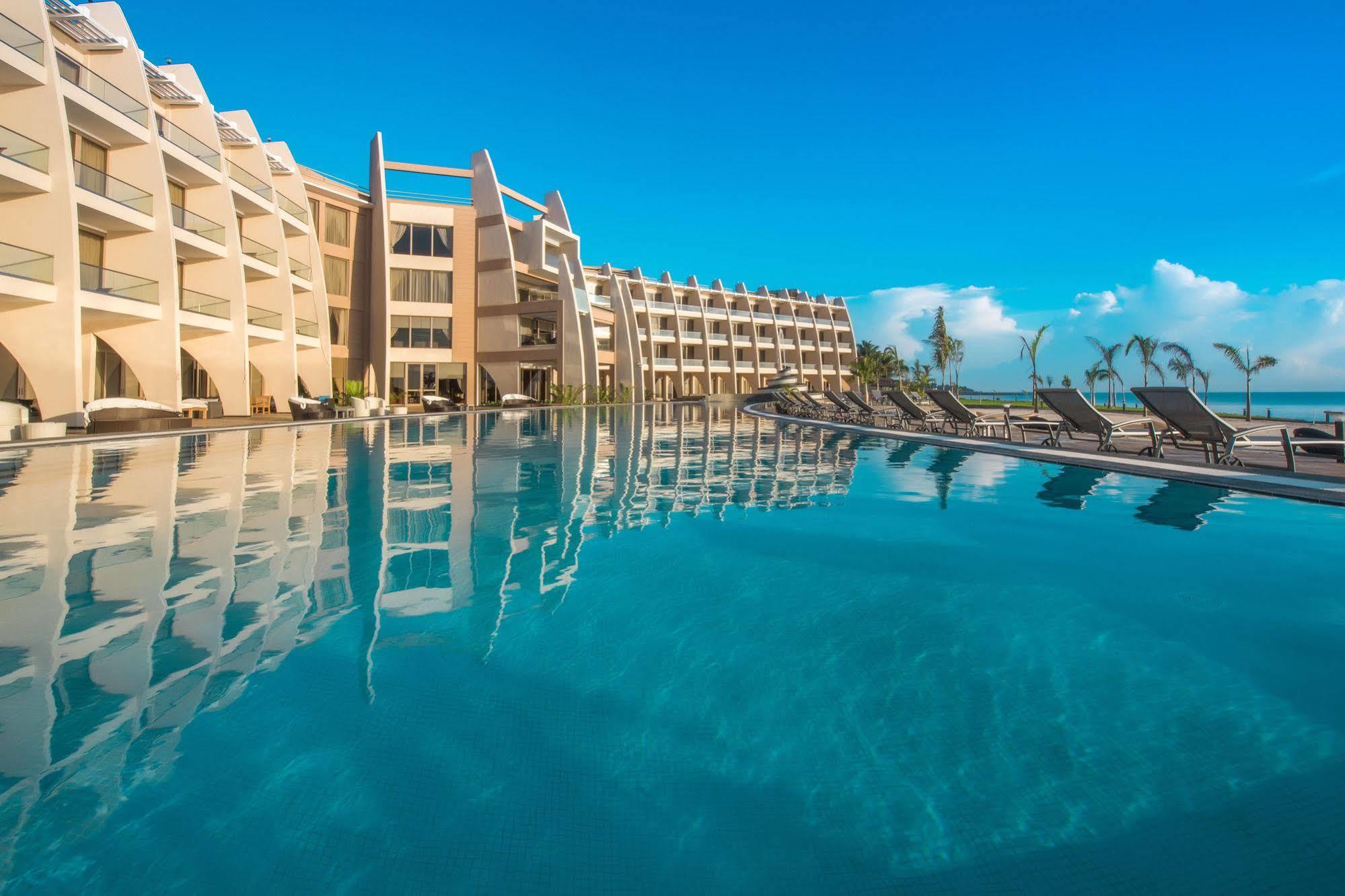 Ramada Resort By Wyndham Дар-эс-Саламе Экстерьер фото